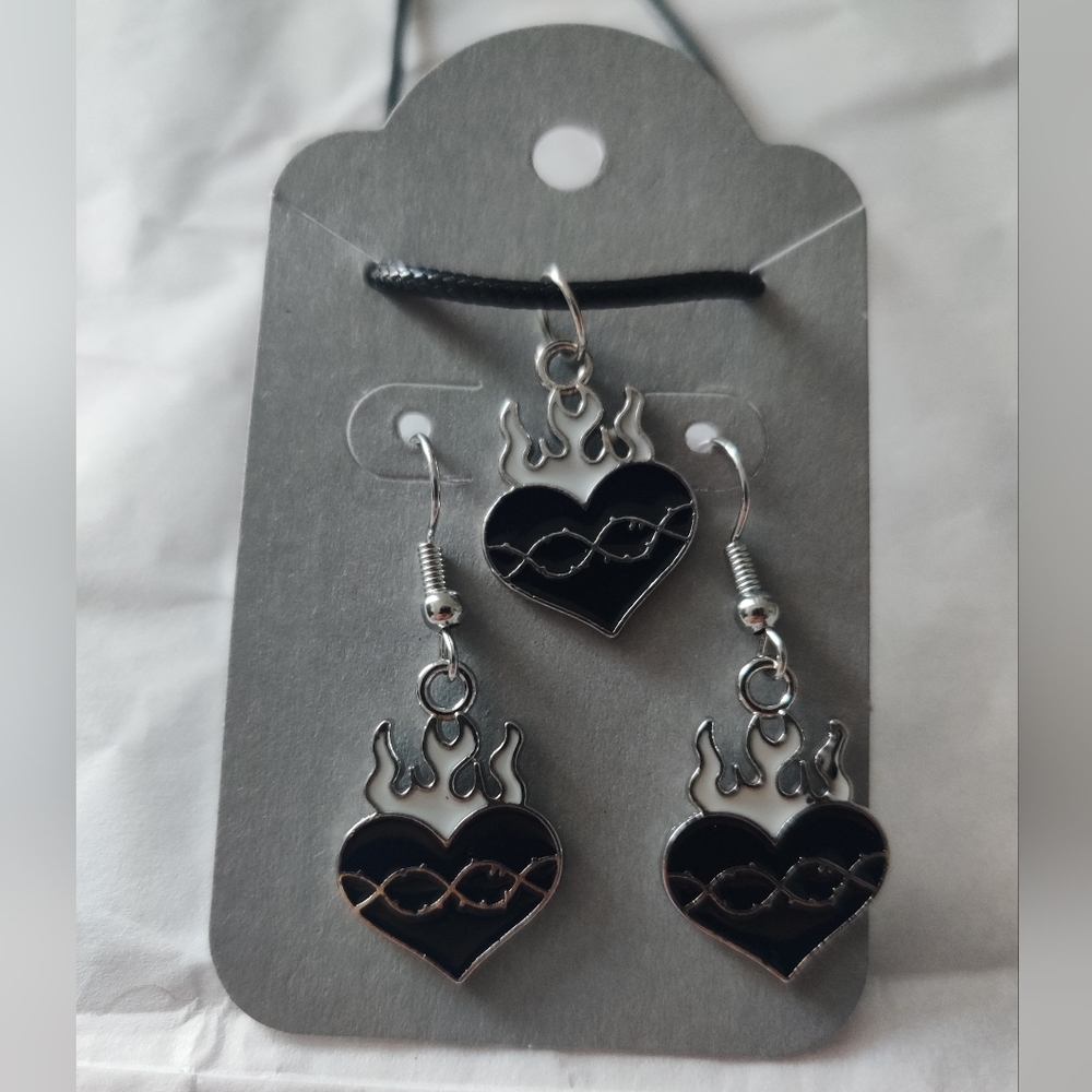 🆕 Black heart with fire & thorns  hand crafted earrings and necklace set 🖤